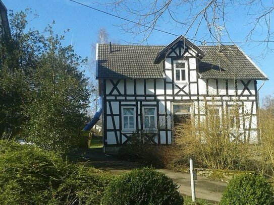 Westerwald: Charmanter Fachwerk-Hof mit freistehendem Haus, Scheune, Stall, Eckhaus und Weidefläche