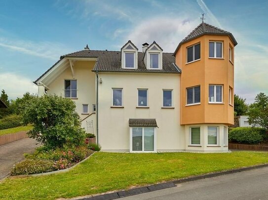 Freistehendes Wohnhaus mit Einliegerwohnung und unverbaubarem Weitblick in exklusiver Wohnlage in Bitburg-Stahl!