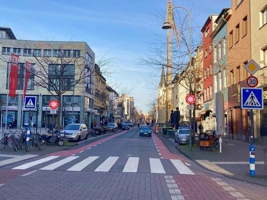 Köln-Ehrenfeld, in einer Seitenstraße der Einkaufsmeile Venloer Straße, Renditeobjekt Mehrfamilienhaus mit Ladenlokal