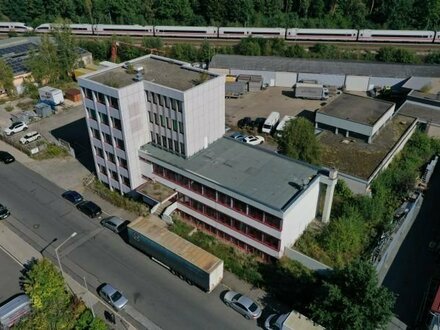 HALLE mit Kran, Büro und Freifläche zu vermieten!