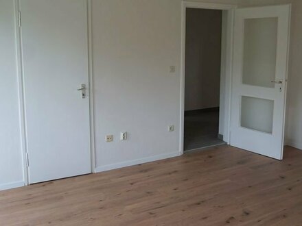 Schöne renovierte 2 Zimmer Wohnung mit Balkon - Bezugsfrei