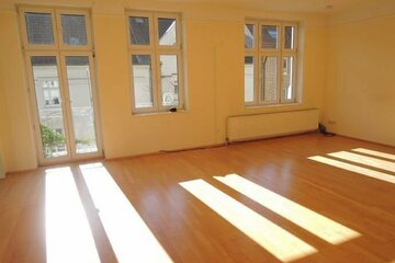 Lichtdurchflutete und traumhaft schön geschnittene 3-Zimmer Altbau-Wohnung mit Balkon