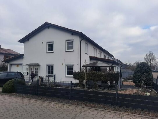 Terrassenwohnung mit Einbauküche im Erdgeschoß mit Garten und Garage