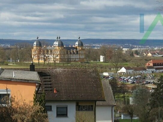 Großzügiges 3 Familienhaus mit Garten und Garagen