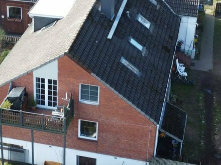 Traumhafter Panoramablick auf die Stör vom Balkon & lauschige Gartenecke mit Häuschen