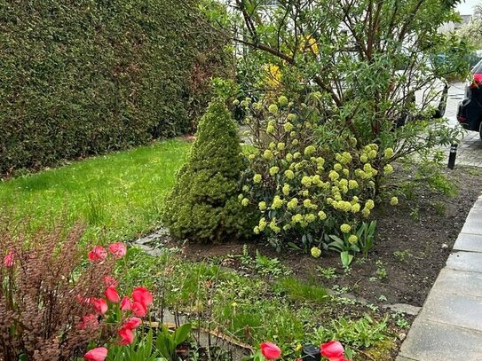 Helle 3- Zimmer- Wohnung mit praktisch geschnittenen Räumen, Balkon und eigenem Gartenanteil