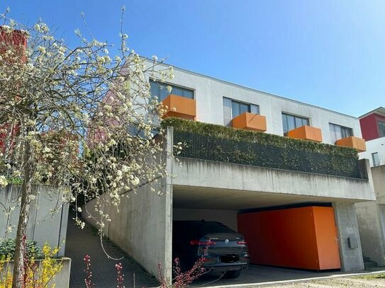 Architektonisch reizvolles 4,5 Zi.-Haus mit ENEA Traumgärten in naturverbundener, zentrumsnaher Aussichtslage am Maienb…