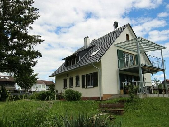 Einfamilienhaus mit zwei Einheiten u. großem Grundstück (1250qm), in schöner Lage von Singen-Beuren!