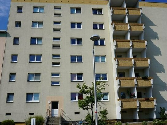Unrenovierte 2-Zimmer-Wohnung mit Balkon im Ostseeviertel