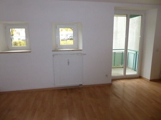 Was will man mehr ? **** Balkon, Wanne und Laminat ****