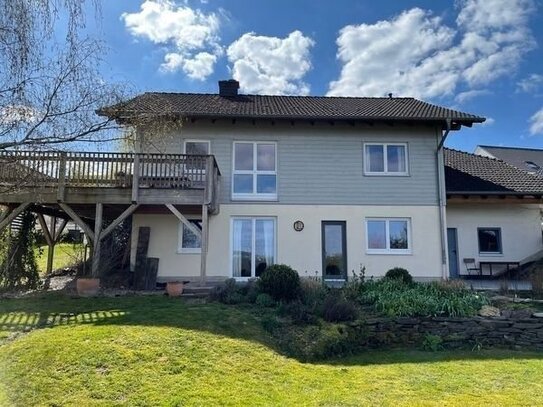 Außergewöhnliches Haus mit atemberaubender Aussicht in Naurath, Wald (D)