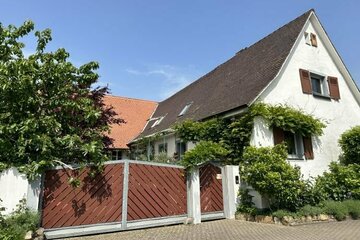 Charmantes Wohnhaus mit ausbaufähiger Scheune und schönen Innenhof zentrale Lage in Pfaffenweiler