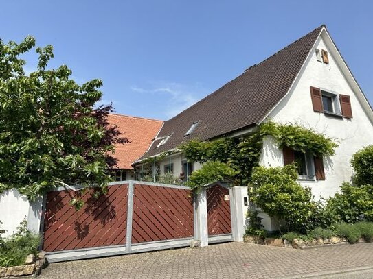 RSERVIERT! Charmantes Wohnhaus mit ausbaufähiger Scheune und schönen Innenhof zentrale Lage in Pfaffenweiler