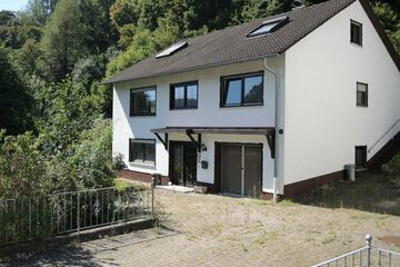 Stadtnahes Einfamilienhaus mit Einliegerwohnung und Garage in Waldrandlage