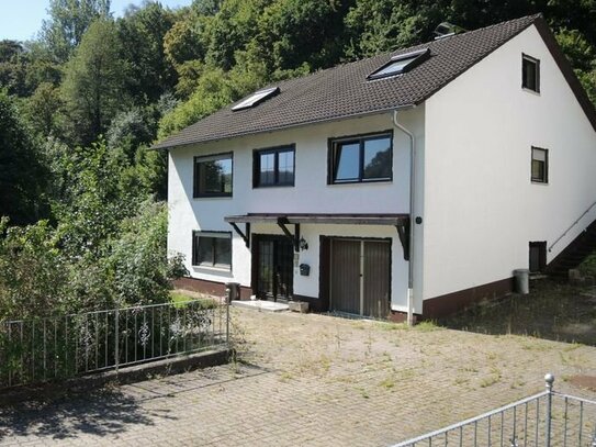 Stadtnahes Einfamilienhaus mit Einliegerwohnung und Garage in Waldrandlage