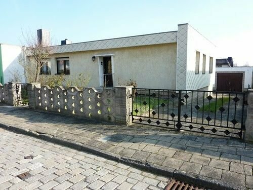 - Unterkellertes Einfamilienhaus mit Garage -