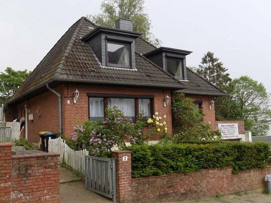 Einfamilienhaus mit Einliegerwohnung, großer Garten, 2 Garagen, gute Nachbarschaft