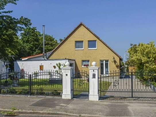 Energetisch saniert! Gepflegtes Zweifamilienhaus mit Garten und Garage