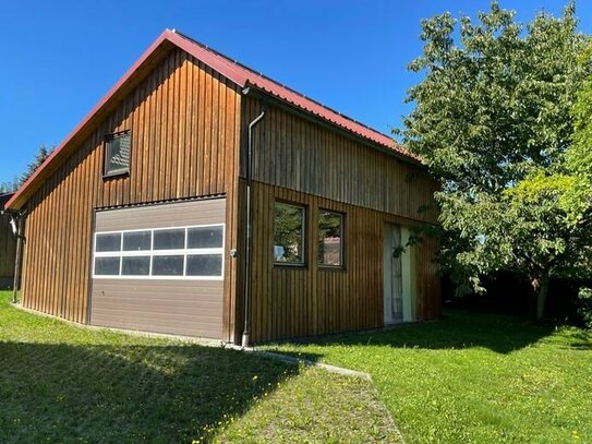 Einfamilienhaus mit Photovoltaikanlage und modernen Nebengebäuden