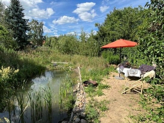 Gemütliches Familienidyll mit kleinem Teich, naturbelassenem Garten und Nebengelass