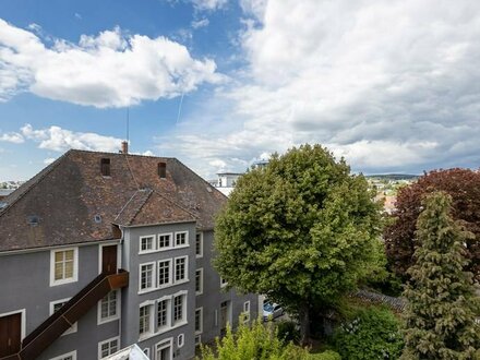Äußerst ansprechende Eigentumswohnung bestehend aus 6 Zimmern, 2 Balkonen, Küchen und Bäder im Zentrum von Donauesching…