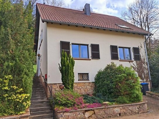 Freistehendes, gepflegtes und geräumiges Wohnhaus mit Fernblick in ruhiger Lage von Merzig