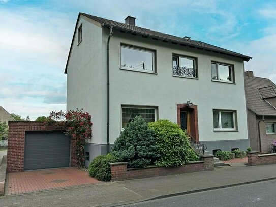 Zweifamilienhaus mit einer Garage auf großem Grundstück in Hamm-Norden