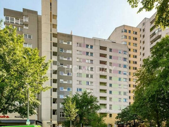 Fast City West: attraktive 2-Zimmer-Wohnung mit Balkon und Top-ÖPNV-Anbindung in quirliger Lage