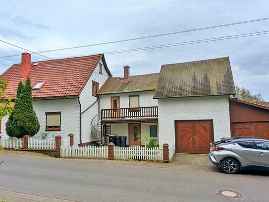 Einfamilienhaus mit Blick auf die umliegenden Gewässer.