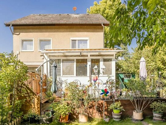 Familienfreundliches Wohnen in traumhafter Lage: Charmante Doppelhaushälfte in Zehlendorf