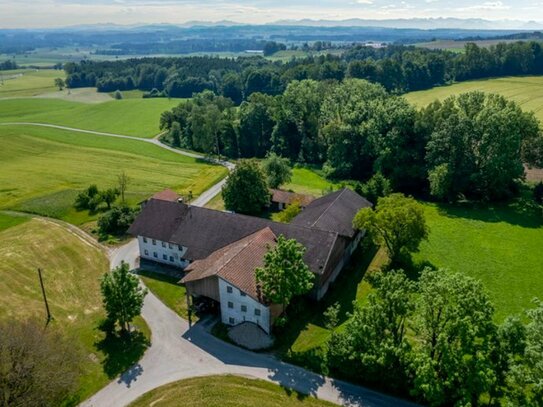 Hofanwesen mit Wald, Weiden, Wiesen und Äckern