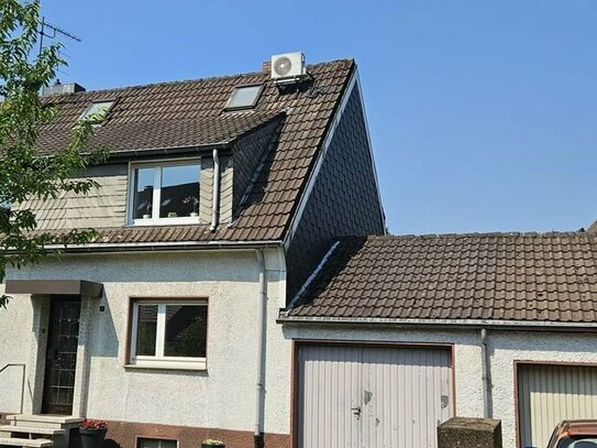Vermietetes Zweifamilienhaus mit Doppelgarage in Sonnenlage