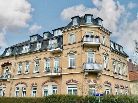 *Helle und außerordentlich schöne 4-Zimmer-Wohnung in saniertem Altbau*