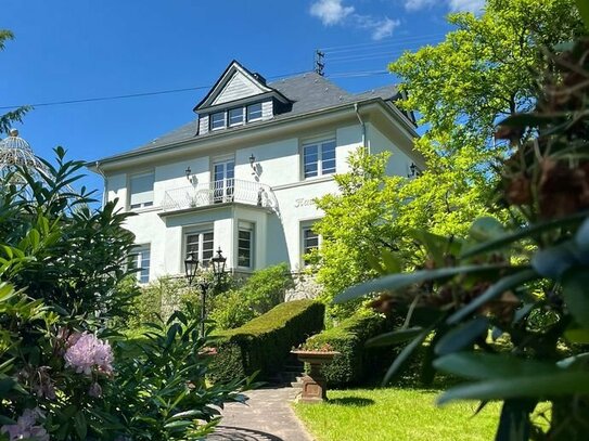 Dachgeschosswohnung in Fabrikantenvilla, ideal für Einzelperson oder junges Pärchen