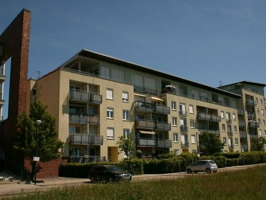 Attraktive Kapitalanlage - Vermietete 2-Raum Wohnung mit Blick ins Grüne, Balkon, Fahrstuhl & Tiefgaragenstellplatz