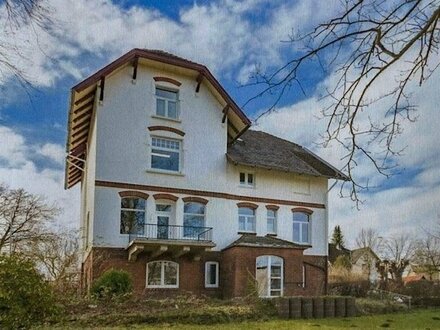 Freundliche 3-Zimmer- Altbauwohnung in Jugendstilvilla in Lübeck-Schlutup