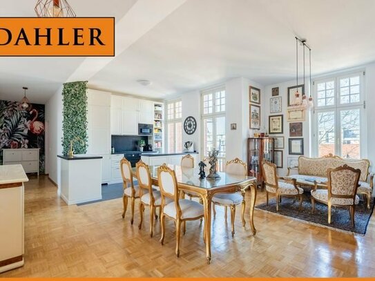 Spacious and bright 5-room flat with three balconies near the popular Dutch Quarter