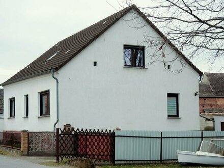 Freistehendes Einfamilienhaus mit 5 Räumen, zwei Garagen, ca 65 m² Nebengelass, Garten mit überdachter Terrasse in schö…