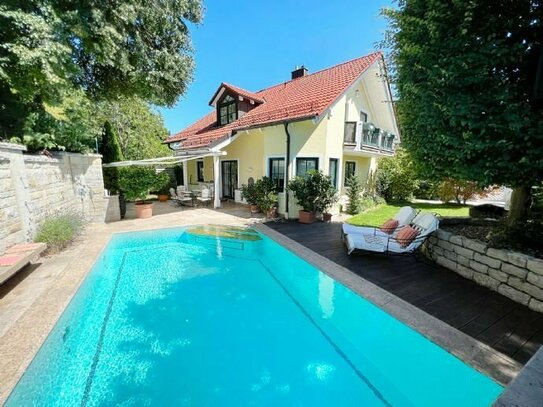 Exklusives Einfamilienhaus mit Sonnengarten und Pool