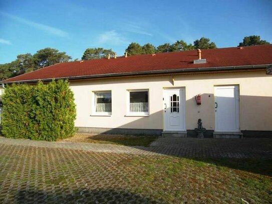 Ein Haus mit drei Wohneinheiten in der Nähe vom Badestrand