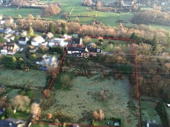 Ländliches Mehrgenerationenhaus in Aussichtslage mit Ställen und angrenzenden Grünlandflächen