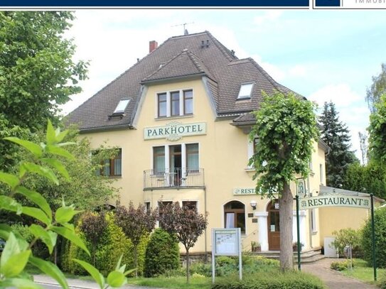 Traditionelles Parkhotel mit Restaurant und Einfamilienhaus