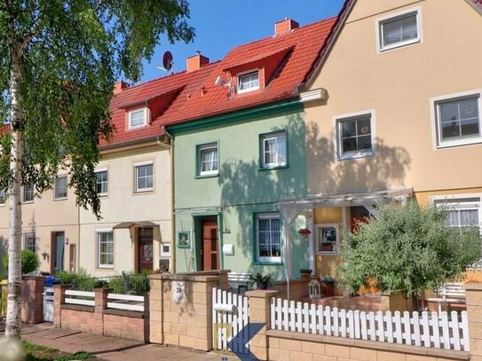 Idyllisches Wohnen in Mühlhausen: Reihenhaus mit Gartenparadies und eigener Garage