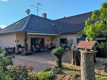 2- FAMILIEN BUNGALOW, Sauna, Schwimmbad, Doppelgarage und Carport. Viel Platz und top gepflegt.