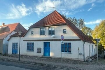 Ein ehemaliges Kapitänshaus wird als teil modernisiertes Mehrfamilienhaus mit großzügigem Grundstück in Garz auf der Insel Rügen verkauft