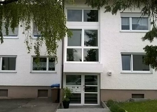 Schöne helle renovierte 3,5-Zimmer-Wohnung mit Balkon in der 1. Etage