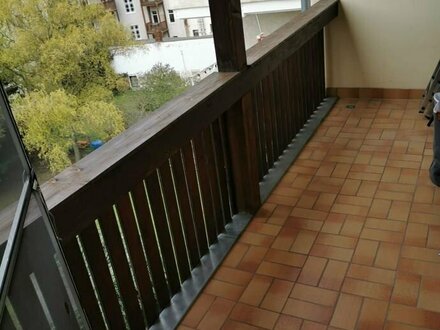 Schicke 3 Zimmerwohnung im III. Obergeschoss, sonniger Balkon, Laminatböden, Bad mit Wanne !!