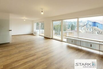 Moderne, sehr großzügige 4,5 Zimmer-Wohnung mit Balkon und großem Freizeitraum!