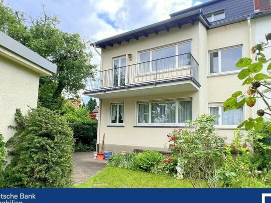 Frankfurt, Niederursel: Charmantes Zweifamilienhaus mit Einliegerwohnung, zwei Garagen & Garten