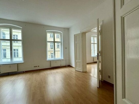 Regierungsviertel! großzügige 3 Zimmer Wohnung mit separater Küche, Südbalkon, 1. OG, kleinem Wannenbad.....hohe Decken…
